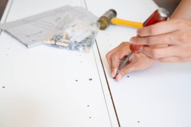 Elinde boş beyaz pano olan bir zanaatkar, ev konseptini kurar ve onarır.