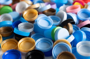 Çevreyi korumak için plastik şişe kapaklarını kapatın, geri dönüşüm, yeniden kullanım, çöp öğütücü, dünyayı kurtarmak için.