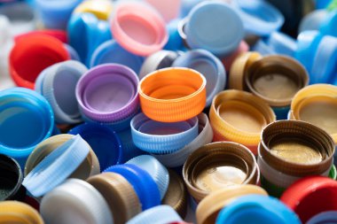 Çevreyi korumak için plastik şişe kapaklarını kapatın, geri dönüşüm, yeniden kullanım, çöp öğütücü, dünyayı kurtarmak için.