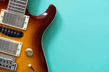 Yeşil masa arkasında elektro gitar, düz yatak, müzik enstrümanı konsepti