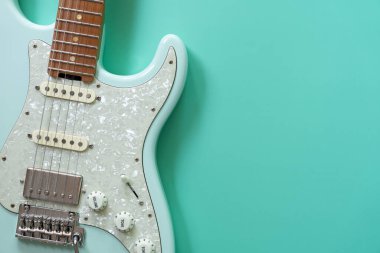 Yeşil masa arkasında elektro gitar, müzik konseptini kapat