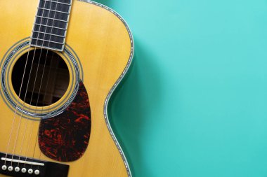 Yeşil masa arkasında akustik gitar, müzik konseptini kapat