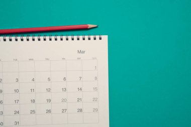 Yeşil masa arkaplanındaki takvim ve kalemi kapat, iş toplantısı ya da seyahat planlama konseptini planla