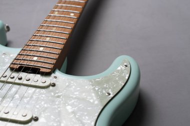 Gri masa arkasında elektro gitar, müzik konseptini kapat