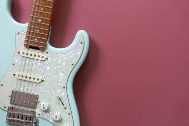 Kırmızı masa arkasında elektro gitar, müzik konseptini kapat
