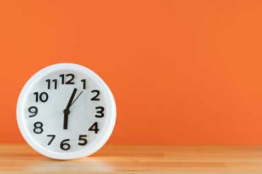 Turuncu masa arkaplanındaki çalar saat, eski tarz, düz konum