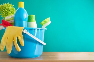 Masada yeşil arka planı, ev servisi veya temizlik konsepti olan ev temizleme plastik ürünü