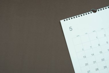 kahverengi masa arkaplanındaki takvimin kapatılması, iş toplantısı ya da seyahat planlama konsepti