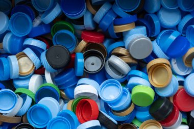 Çevreyi korumak için plastik şişeleri kapatın, geri dönüşüm, yeniden kullanım, çöp öğütücü, dünyayı kurtarmak için