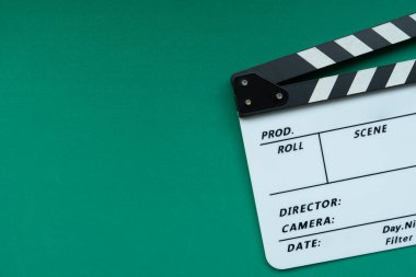 yeşil masa arka plan üzerinde film clapper ; film, sinema ve video fotoğrafçılığı konsepti