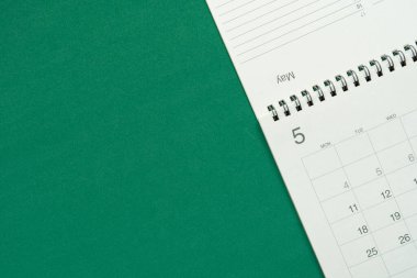 Takvimin yeşil masa arka planında kapatılması, iş toplantısı veya seyahat planlama konsepti için planlama