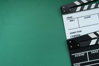 yeşil masa arka plan üzerinde film clapper ; film, sinema ve video fotoğrafçılığı konsepti