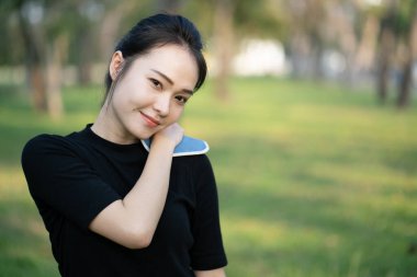 Omuz ağrısına buz torbası süren bir kadın, sağlıklı bir kavram..