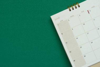 Takvimin yeşil arkaplanda kapatılması, iş toplantısı veya seyahat planlama konsepti için planlama