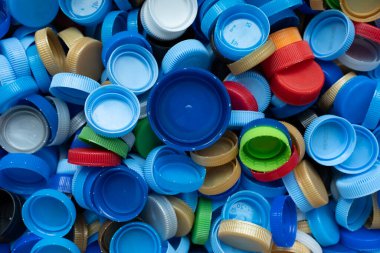 Çevreyi korumak için plastik şişeleri kapatın, geri dönüşüm, yeniden kullanım, çöp öğütücü, dünyayı kurtarmak için