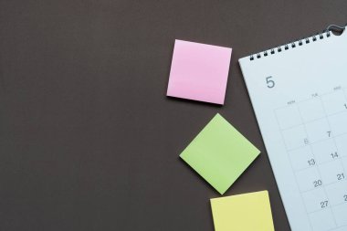 kahverengi masa arkaplanındaki takvimin kapatılması, iş toplantısı ya da seyahat planlama konsepti