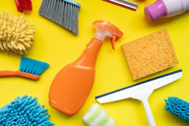 Sarı masa arkaplanındaki ev temizleme plastik ürünü, ev servisi veya temizlik konsepti