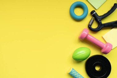 Sarı masa arkasında spor malzemesi egzersizi zamanı. Sağlıklı ve egzersiz konsepti.