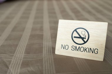 Oteldeki odada sigara içilmiyor.