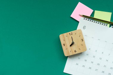 Takvimin yeşil masa arka planında kapatılması, iş toplantısı veya seyahat planlama konsepti için planlama