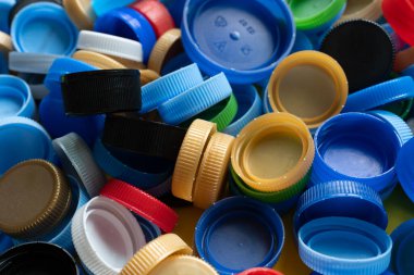 Çevreyi korumak için plastik şişeleri kapatın, geri dönüşüm, yeniden kullanım, çöp öğütücü, dünyayı kurtarmak için