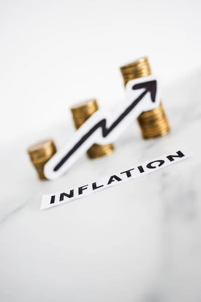 Inflace Šipkami Nahoru Před Rostoucí Hromady Mincí Představující Rostoucí Životní — Stock fotografie