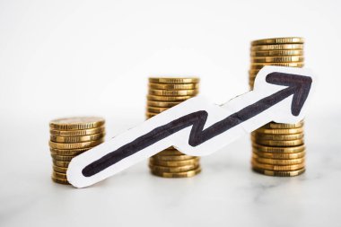 Artan oklu para yığınları, fiyatların daha pahalı hale gelmesi veya tasarruf ve bileşik çıkarların artması