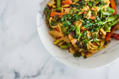 Soba erişteli sebze kızartması, taze otlar, sağlıklı vegan yemek tarifleri.