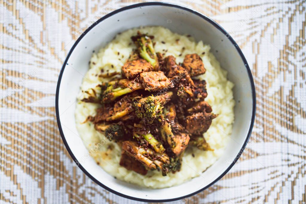 tempeh marinado a base de plantas y brócoli con arroz de coco, recetas