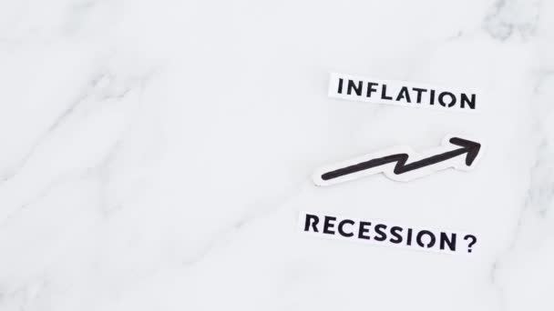 パンデミック後の経済問題の下に疑問符が付いた矢印と景気後退テキストのインフレ — ストック動画