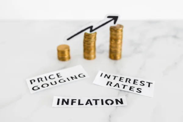 Inflace Úrokové Sazby Cena Hrubé Texty Před Rostoucí Hromádky Mincí — Stock fotografie