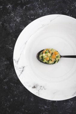 İçinde bir kaşık yiyecek bulunan boş tabaklar, diyet ve kalori kısıtlamaları veya enflasyon ve artan yaşam maliyeti hakkında kavramsal imaj 