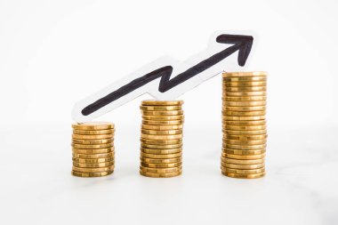 Artan para yığınları ve yukarı bakan ok, birikimlerinizi ve bileşik çıkarlarınızı artırma metaforu