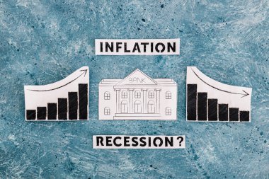 Banka simgesinin yer aldığı enflasyon ve durgunluk metinleri istatistikler arasında yükseliyor sonra düşüyor, salgından sonra ekonomik sorunlar kavramı