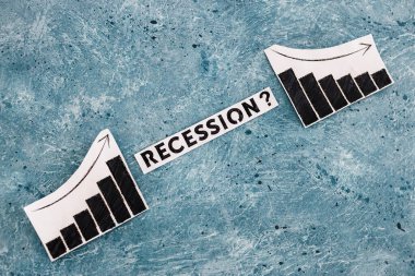 Grafikler arasında ekonomik durgunluk metni, istatistikler yükseliyor sonra düşüyor, salgından sonra ekonomik mücadele kavramı