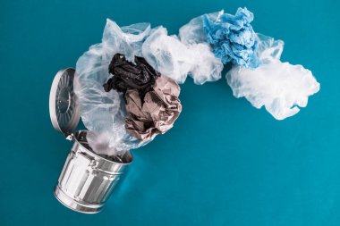 Çöp sahalarının geri dönüşümü ve konseptsel görüntüden kaçınılması, içinden plastik poşetler ve kağıt çıkan çöp tenekelerinin açılması
