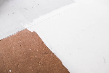 Üzerinde farklı boya renkleri olan döşeme tahtaları test ediliyor, DIY konsepti ve ev yenileme