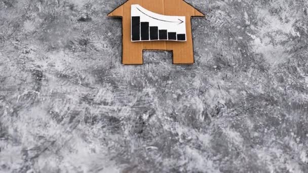 Цены Недвижимость Падение Концептуального Видео Картонный Дом Графиками Снижением Статистики — стоковое видео