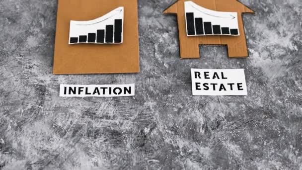 通货膨胀上升 房地产价值下降 概念形象 购物袋旁边的硬纸板房子 图表的走向相反 — 图库视频影像