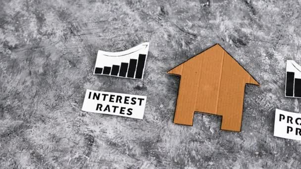 Повышение Процентных Ставок Снижение Цен Недвижимость Концептуальное Изображение Картонный Домик — стоковое видео