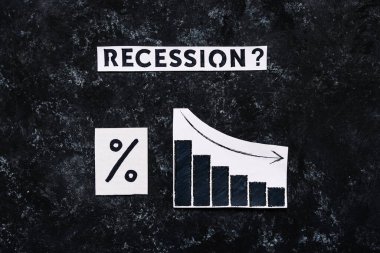 Durgunluk mu? Ekonomik büyümenin karanlık zemin, salgın sonrası ekonomi kavramı ve yaşam maliyeti üzerine indiği yüzde sembolü ve grafiği olan metin
