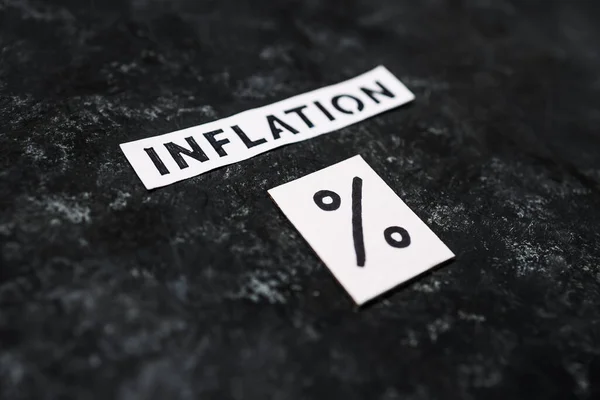 Inflační Text Procentuálním Symbolem Tmavém Pozadí Koncept Ekonomických Bojů Pandemii — Stock fotografie