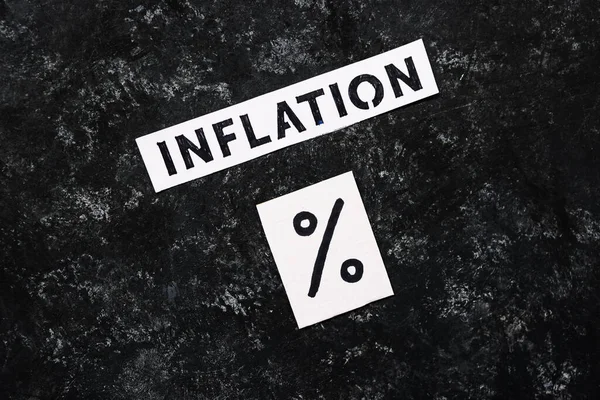 Inflationstext Med Procentsymbol Mörk Bakgrund Begreppet Ekonomisk Kamp Efter Pandemin — Stockfoto