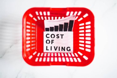 Yaşam ve artan enflasyon maliyeti kavramsal görüntü boş kırmızı alışveriş sepeti ile metin ve grafik fiyatların yükseldiğini gösteriyor