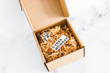 İçinde Kara Cuma ve Siber Pazartesi etiketi bulunan festival sezonu, paket ya da hediye kutusu boyunca promosyonlar ve alışveriş anlaşmaları