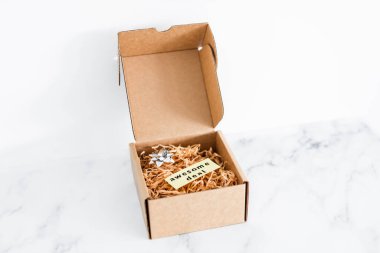 Şenlik sezonunda terfiler ve alışveriş, içinde Muhteşem Anlaşma etiketi olan bir paket veya hediye kutusu.