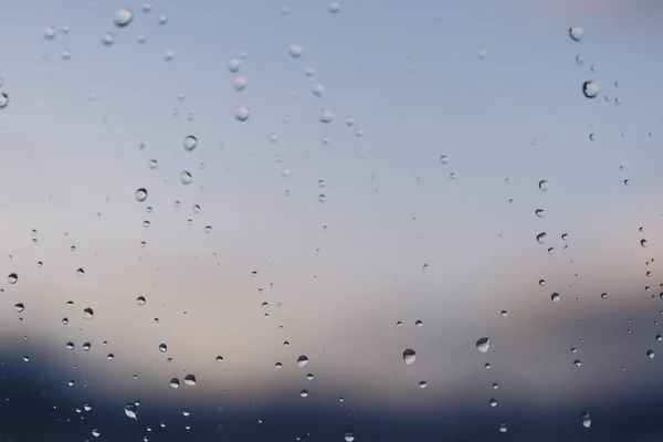 窓ガラスの雨滴の背景やテクスチャを撮影したものです — ストック写真