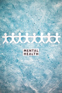 Kağıt insanların yanında menatal sağlık metni zinciri, psikoloji kavramı ve yardım ihtiyacı