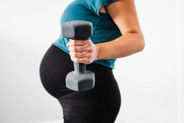Zwangere Vrouw Traint Met Halter Haar Hand Toont Haar Bult Stockfoto