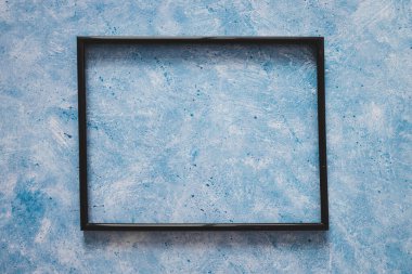 el boyama arkaplanı açık mavi renkte olan el boyalı arkaplan üzerinde metin veya resim için kopyalama alanı olan dikdörtgen resim çerçevesi maketi